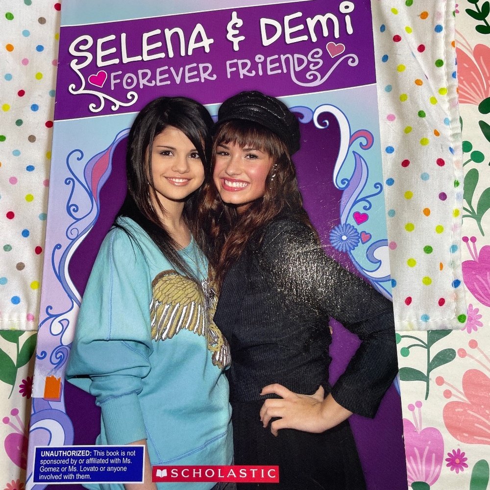 🎉4 for $10- Selena & Demi Forever Friends book